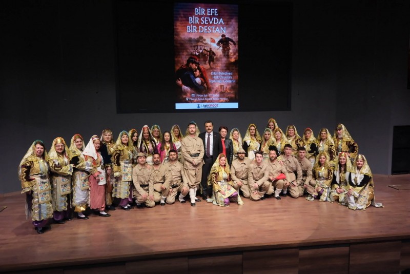 Dikili Belediyesi Halk Oyunları Topluluğu’ndan Anlamlı Gösteri