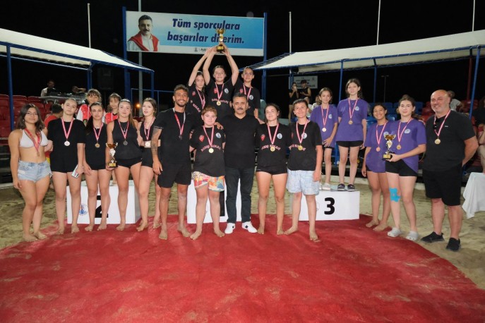 Dikili'nin Yıldızları Kupayı Kaldırdı