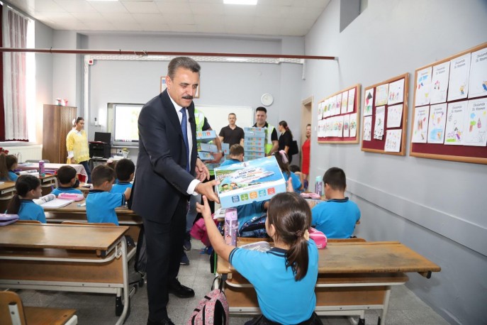 Dikili Belediyesi’nden 453 Öğrenciye Eğitim Seti