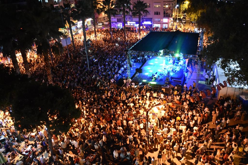 DİKİLİ'DE KURTULUŞ COŞKUSU