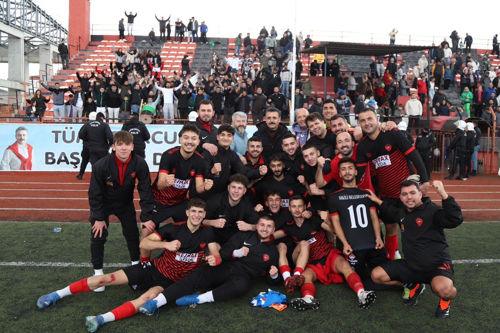 DİKİLİ BELEDİYESPOR ŞAMPİYONLUĞUNU İLAN ETTİ