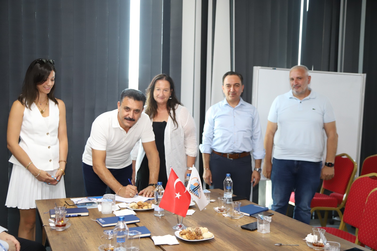 DİKİLİ'DE ÇOCUKLAR TENİS İLE BULUŞUYOR