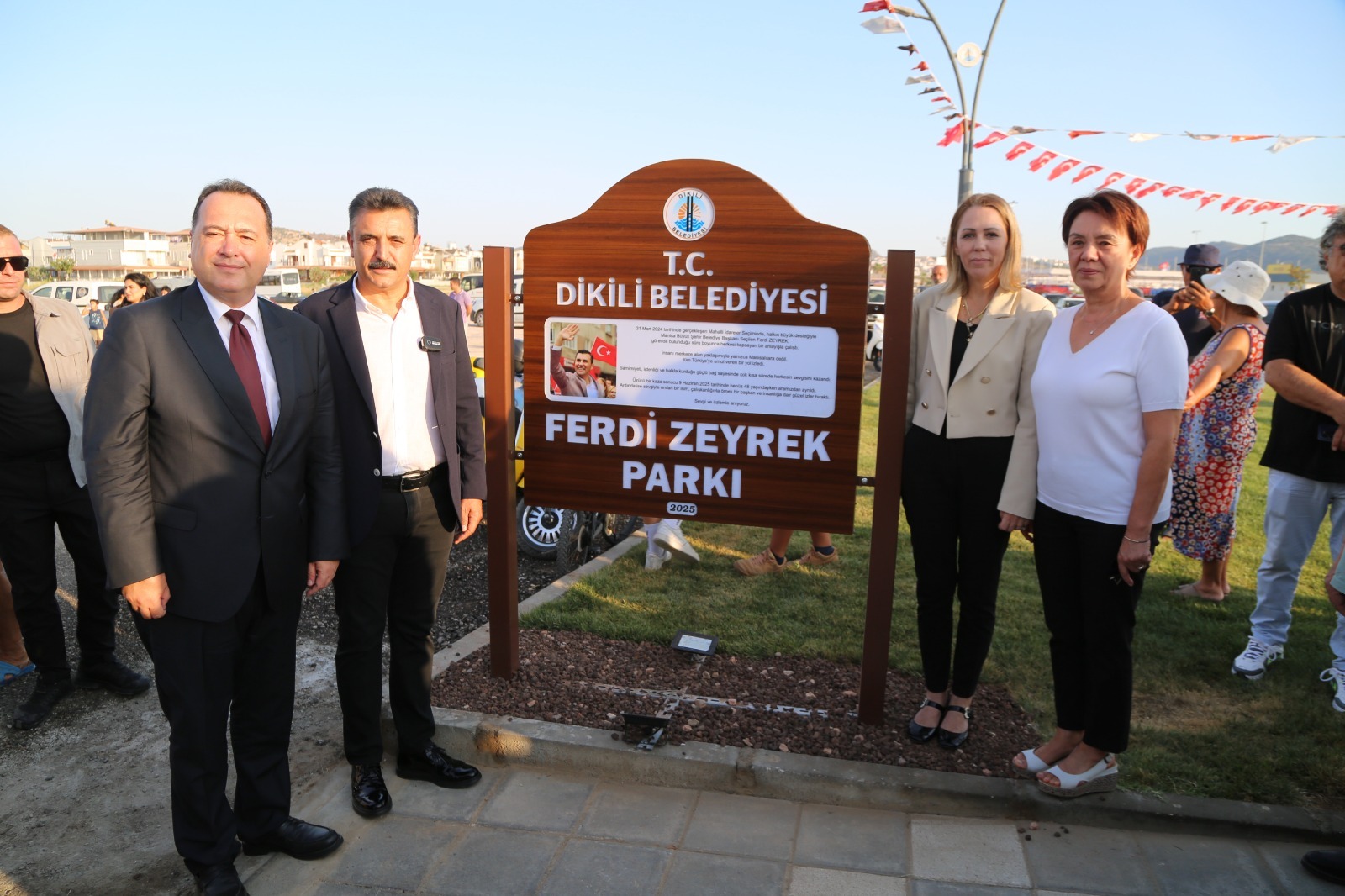 DİKİLİ'DE FERDİ ZEYREK PARKI AÇILDI