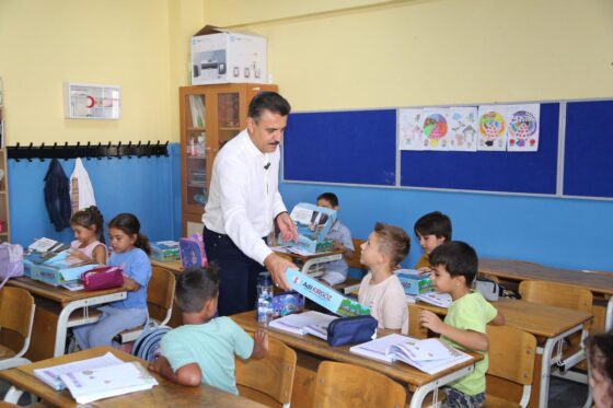 DİKİLİ BELEDİYESİ’NDEN MİNİK ÖĞRENCİLERE EĞİTİM SETİ DESTEĞİ